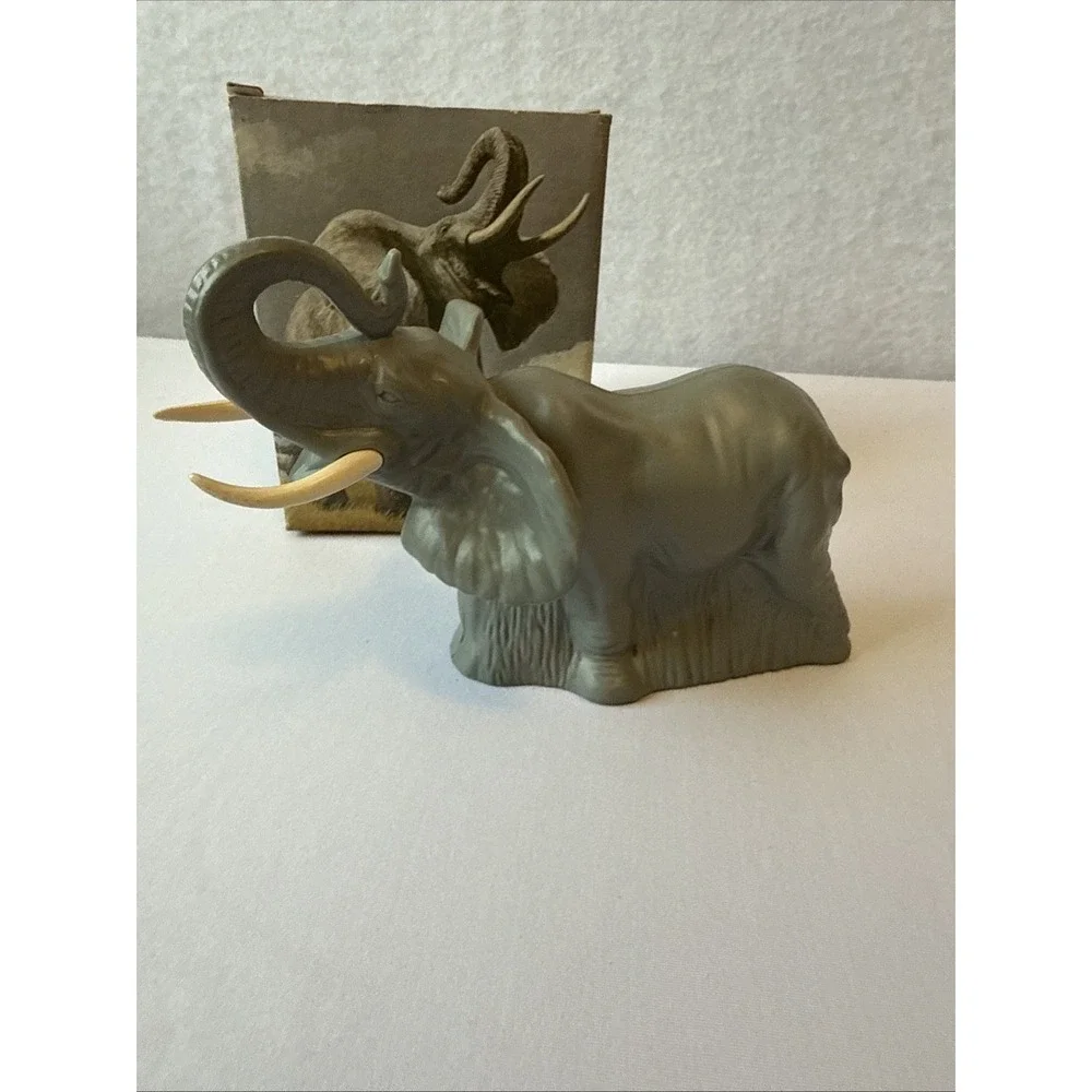 Vintage 1977 Avon Majestic Elephant Decanter Bottle Full W/Box Wild Country